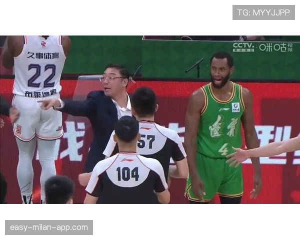 阻挡犯规判罚为何经常引发争议？裁判标准全解析